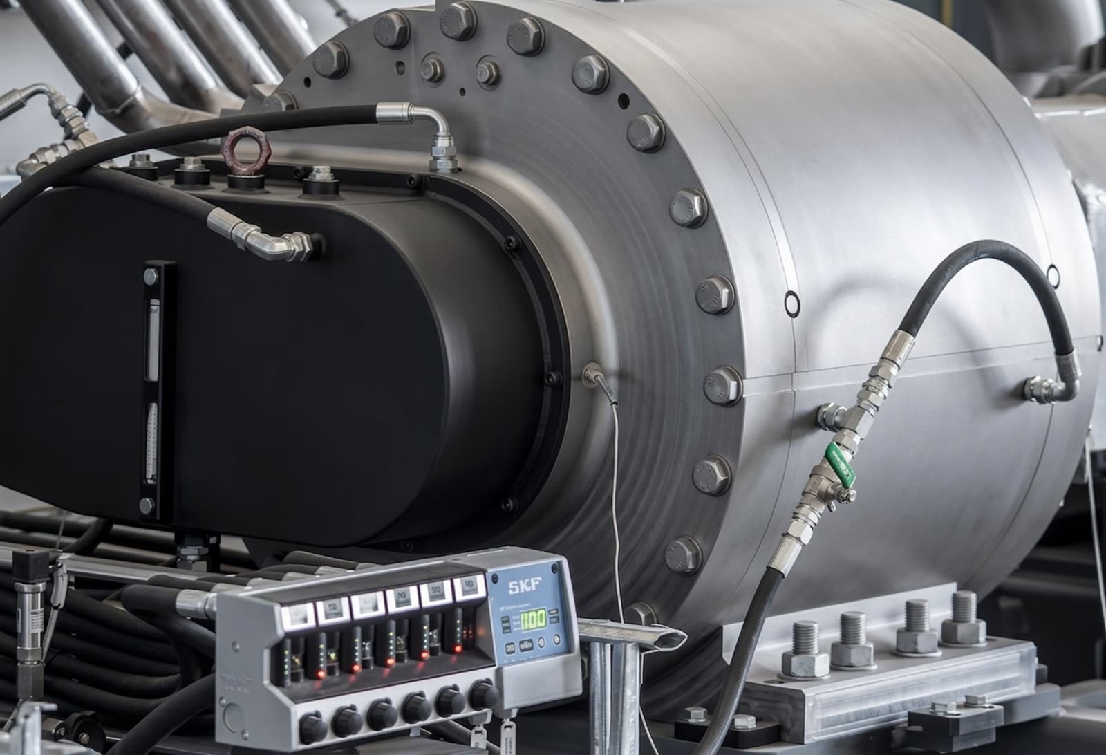 Etnirs industrielle kompressorenhet under test, med hydraulikk og SKF-måler